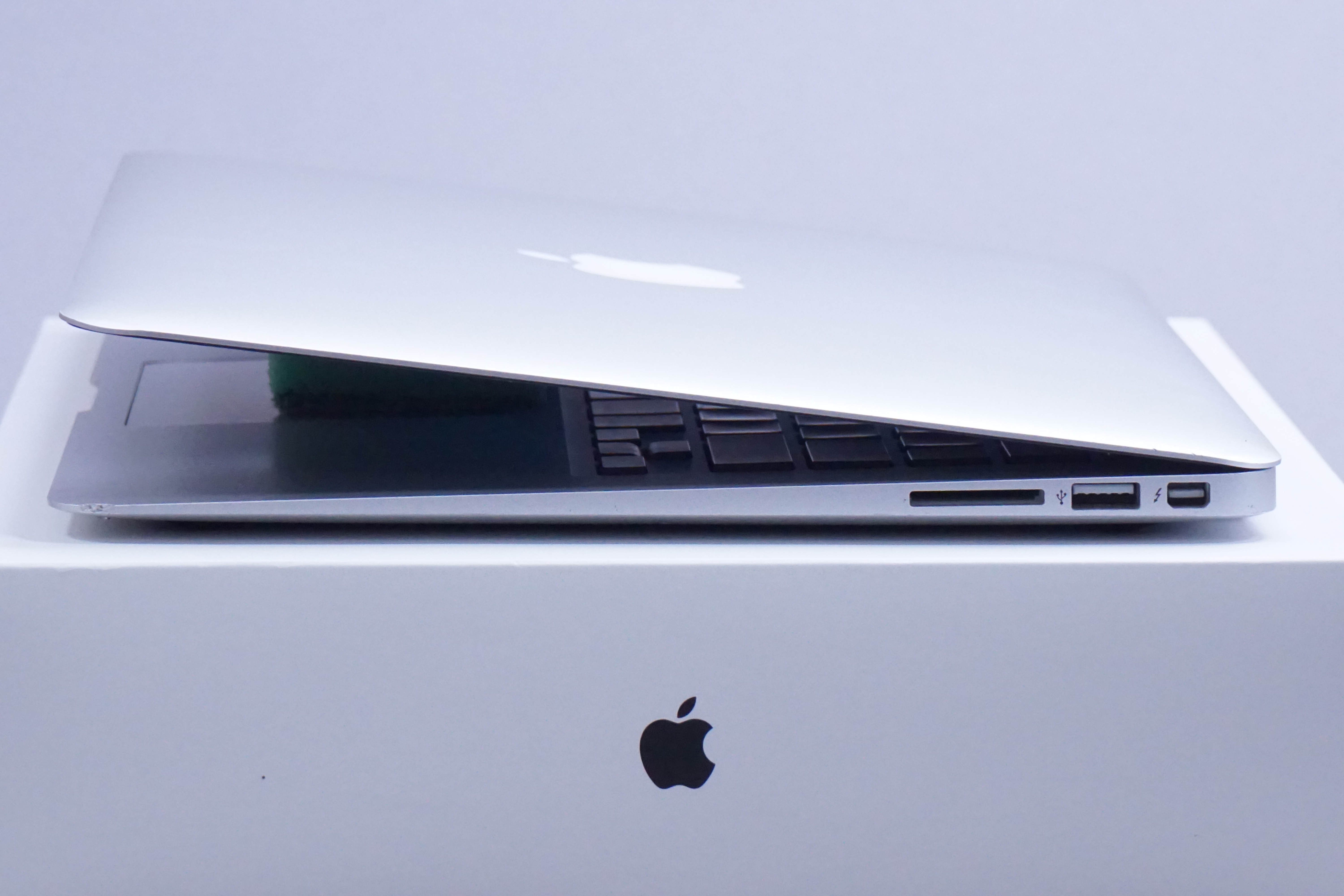 Macbook Air 13.3"/I5 1.8HZ/8GB RAM/256GB SSD