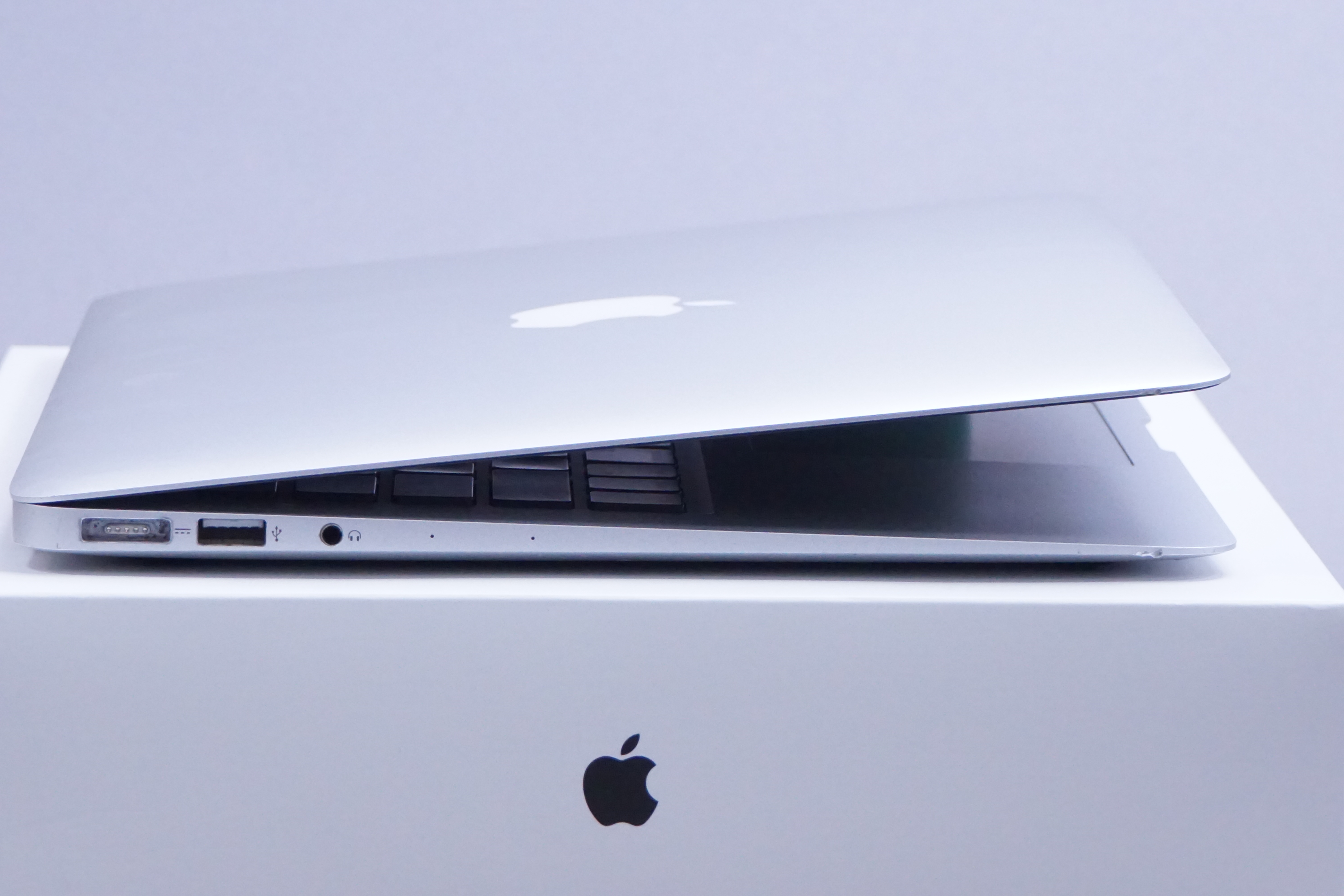 Macbook Air 13.3"/I5 1.8HZ/8GB RAM/256GB SSD